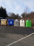 Sběr tříděného odpadu - u&nbsp;sběrného místa u&nbsp;hřiště